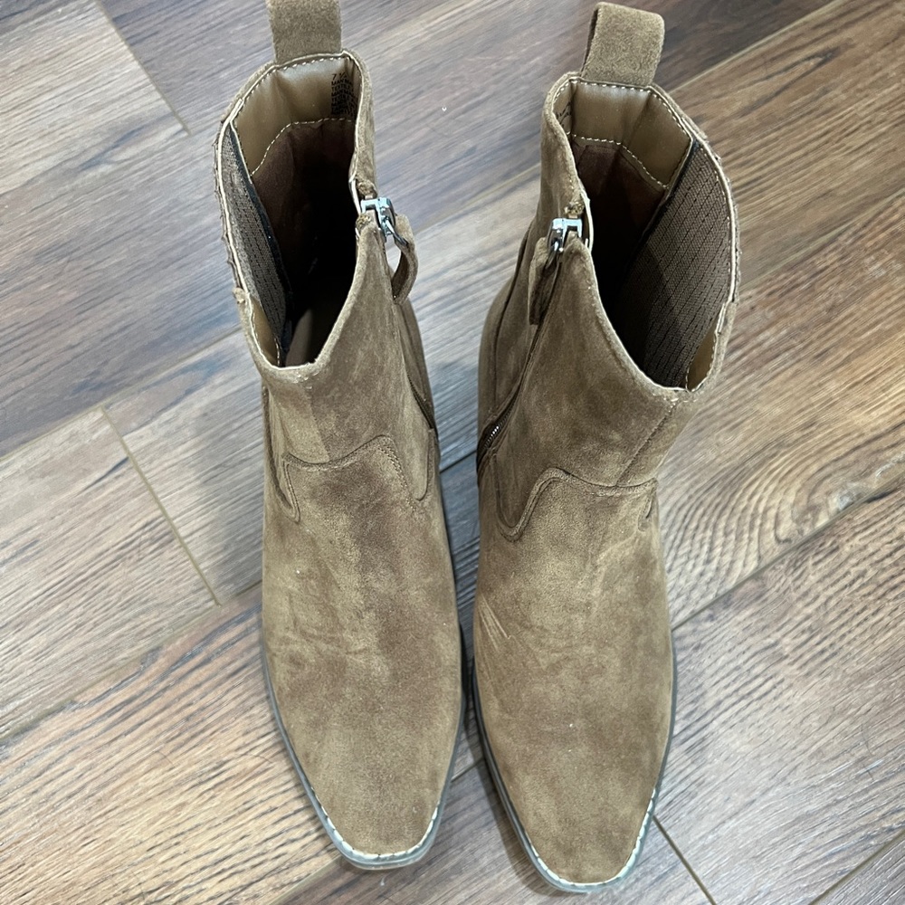 Universal Thread Boots